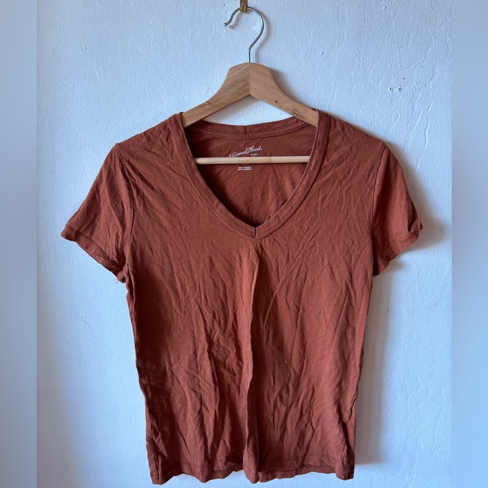 Short Sleeve V-Neck Tee in Rust